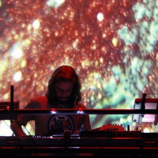 Ο Γιάννης Αναστασάκης φτιάχνει τα πιο cool πετάλια που κυκλοφορούν (όταν δεν γράφει μουσική δηλαδή)