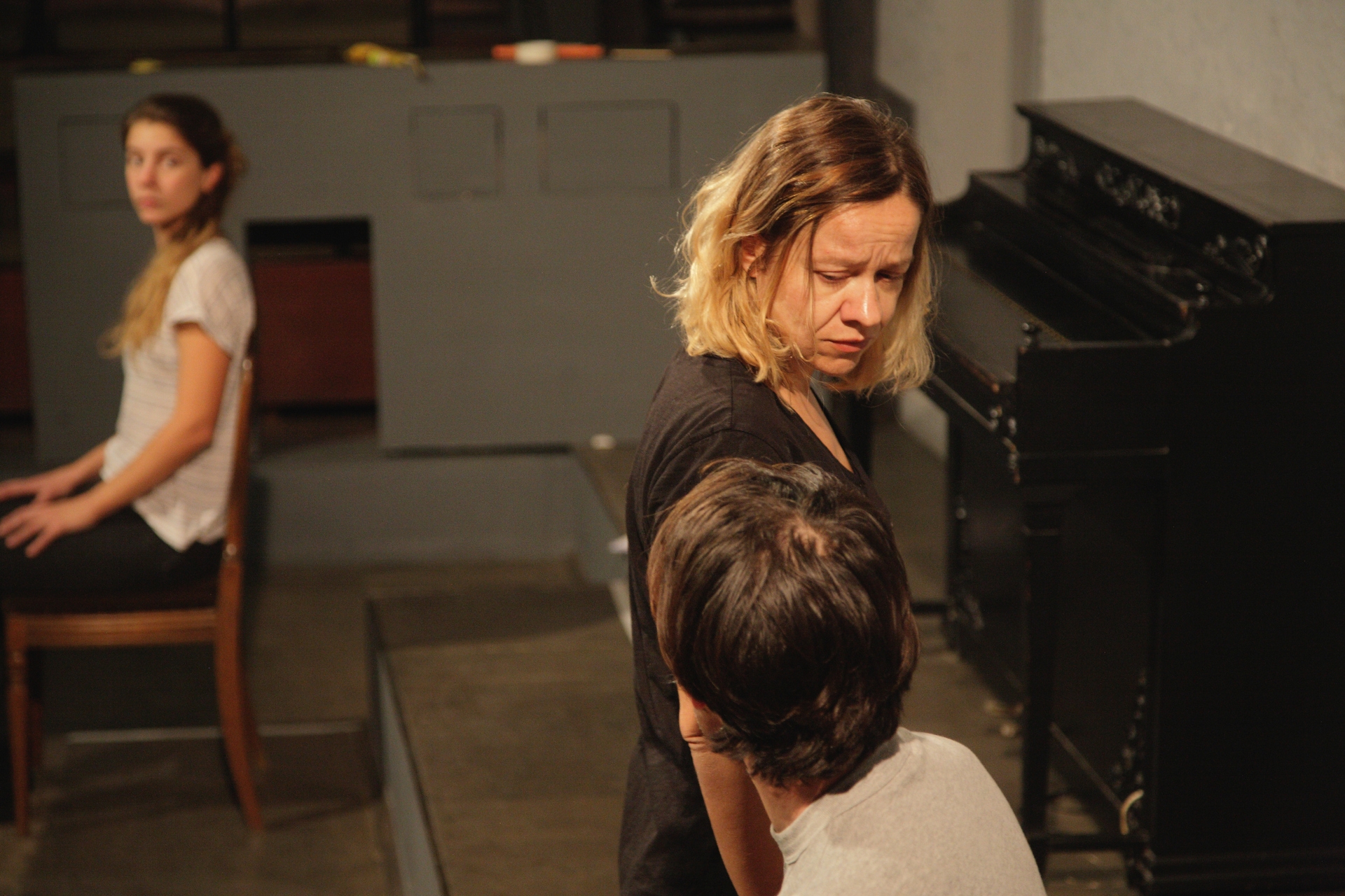 «Οι ήρωες της Αξιώτη αφομοίωσαν και αγκάλιασαν αυτό που τους συνιστά άρα το κοίταξαν κατάματα και του έδωσαν τη δυνατότητα έστω και να αλλάξει». Η Αγγελική Παπαθεμελή, ο Ανδρέας Κωνσταντίνου και η Νάνσυ Μπούκλη στις πρόβες.