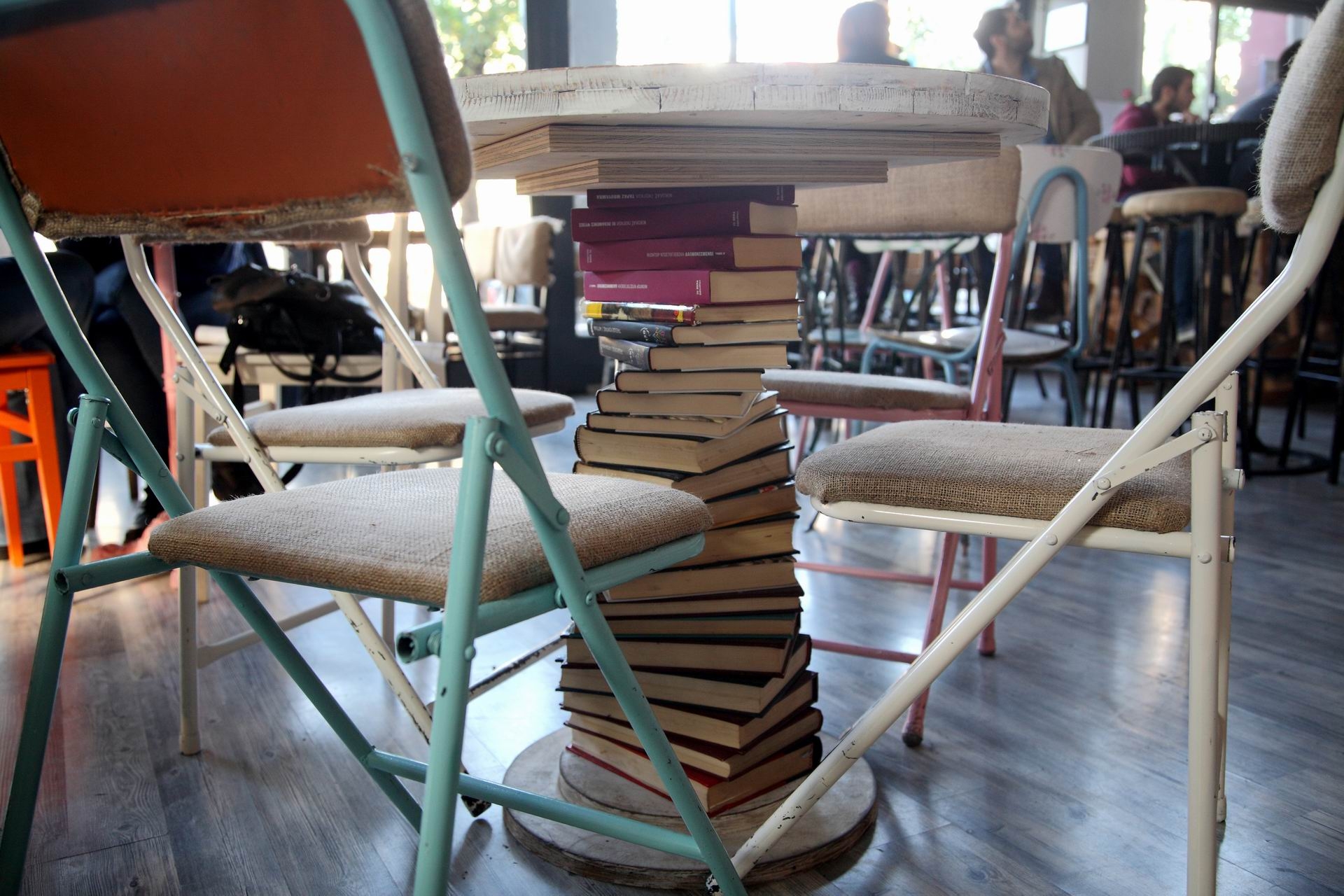 Το συγκεκριμένο τραπεζάκι κατασκευάστηκε κατά τη διάρκεια εργαστηρίου χειροτεχνίας στη Φάμπρικα. 