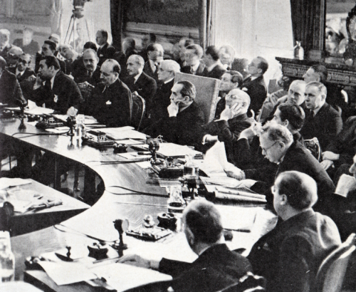 Στις 15 Νοεμβρίου 1920 πραγματοποιείται η πρώτη συνέλευση της Κοινωνίας των Εθνών