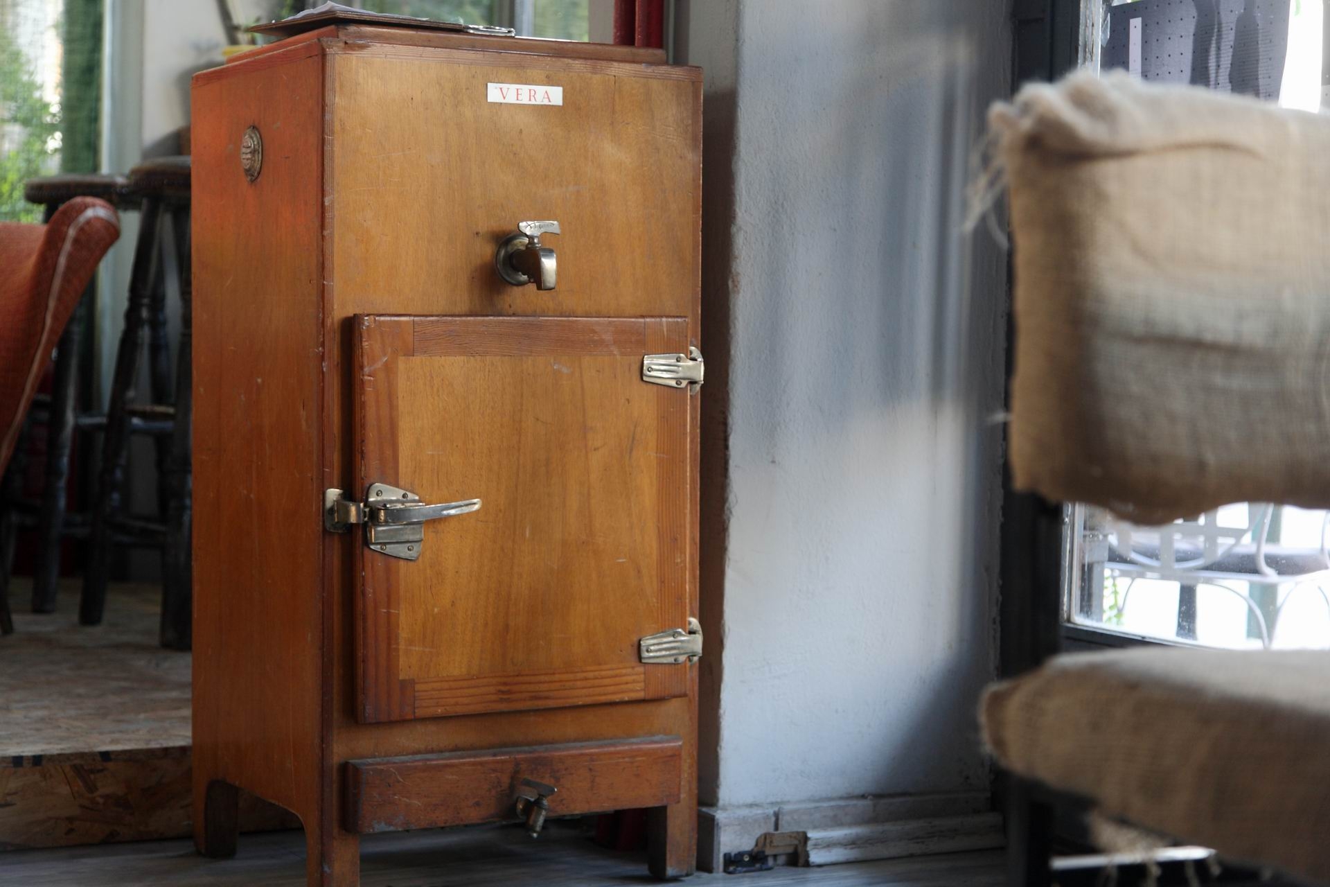 Ψυγείο-αντίκα που λειτουργούσε με πάγο. 