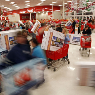 Πόσο παραπάνω αγοράζουν οι Έλληνες την Black Friday