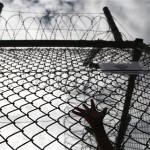 Εξευτελιστικές συνθήκες κράτησης αιτούντα άσυλο στη Σάμο