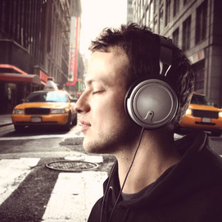 Γιατί μας «κολλάνε» στο μυαλό διάφορα τραγούδια;