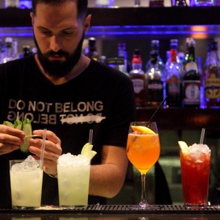 Το White Rabbit σερβίρει cocktails στους ρυθμούς των The Coasters και του David Bowie