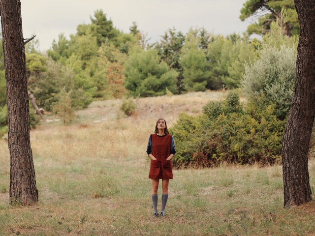 Τα Jojo Blanc μας ντύνουν με έντονες πιέτες και βελούδινες τιράντες