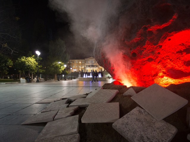 Και εκεί που δεν το περιμένεις πέφτει μετεωρίτης στο Σύνταγμα!