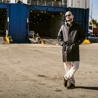 Από το 2007 ο Στέφανος Νόλλας φέρνει τον πολιτισμό στα νησιά της Άγονης Γραμμής