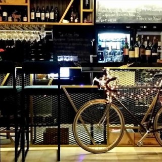 To Bobo Wine Bar ανανεώνεται και παρουσιάζει νέες γευστικές προτάσεις κρασιού και φαγητού