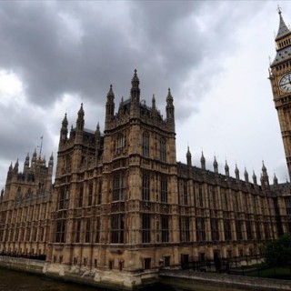 Μπήκε μόλις φρένο στο Brexit;