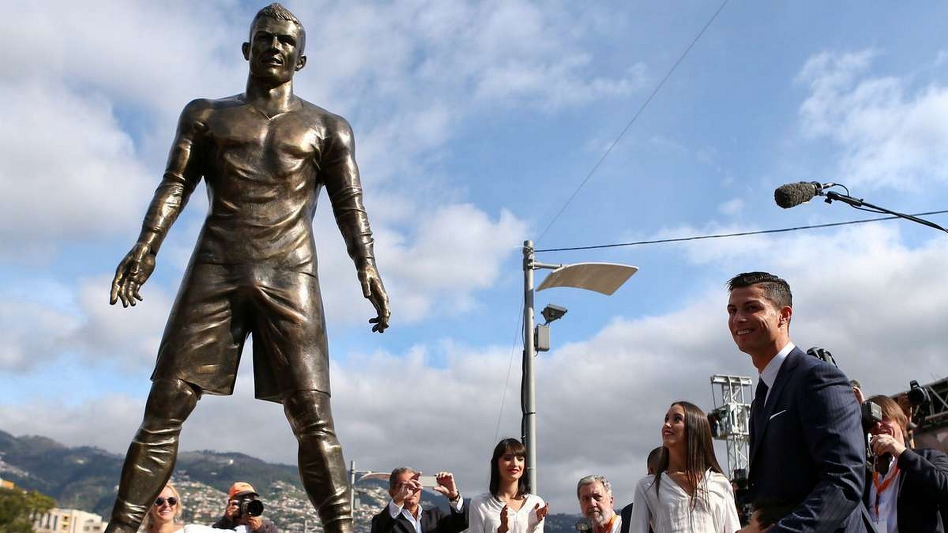 cristiano-ronaldo-statue-large