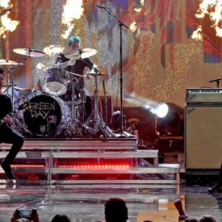 Green Day: «Όχι Τραμπ! Όχι Κου Κλουξ Κλαν! Όχι φασισμός στις ΗΠΑ!»