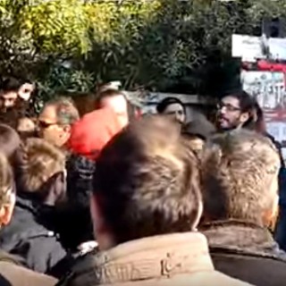 Θεσσαλονίκη: Εμπόδισαν μέλη του ΣΥΡΙΖΑ να καταθέσουν στεφάνι στο μνημείο της Πολυτεχνικής σχολής του ΑΠΘ