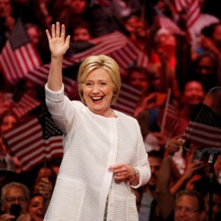 Η Χίλαρι και η παρέα της λαμβάνουν μέρος στο “Mannequin Challenge” την ημέρα των εκλογών