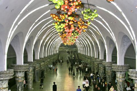 Ένα μετρό… σκέτο παλάτι στην Πιονγιάνγκ