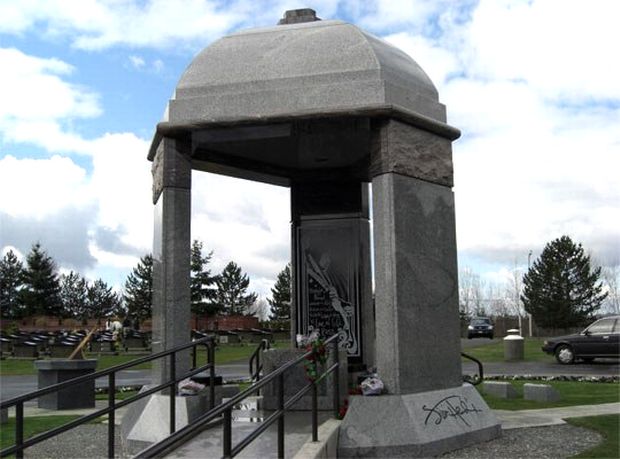 Ο τάφος του Τζίμι Χέντριξ στο Σιάτλ των ΗΠΑ. 