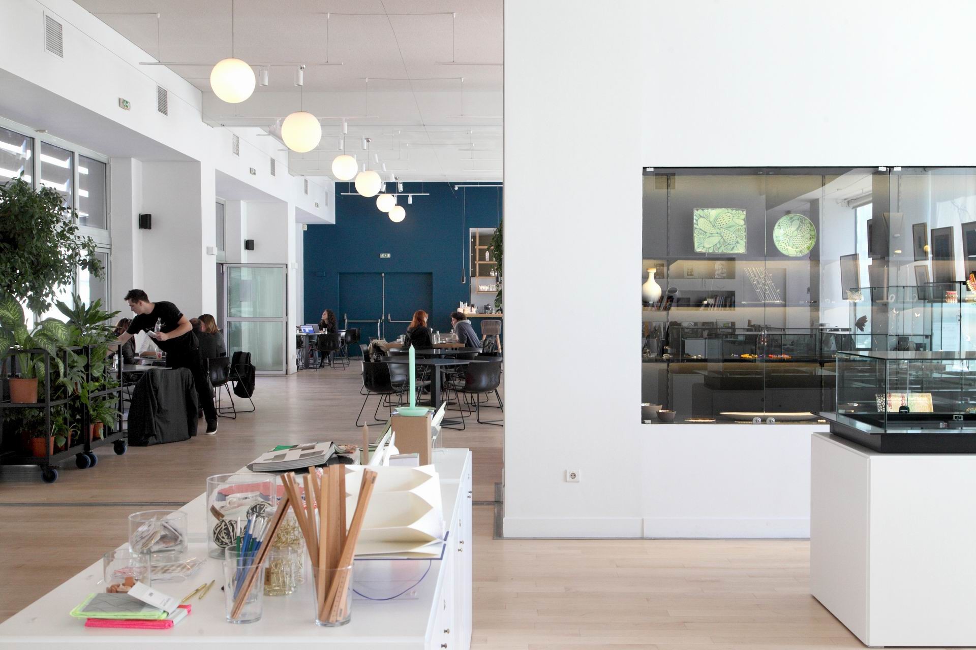 ενώνεται με εκείνον του cafe-bar-restaurant