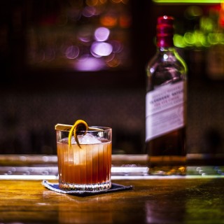 Οι καλύτεροι bartenders της πόλης δημιουργούν signature cocktails με βάση το Johnnie Walker Red Rye Finish αποκλειστικά για την Popaganda