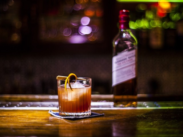 Οι καλύτεροι bartenders της πόλης δημιουργούν signature cocktails με βάση το Johnnie Walker Red Rye Finish αποκλειστικά για την Popaganda