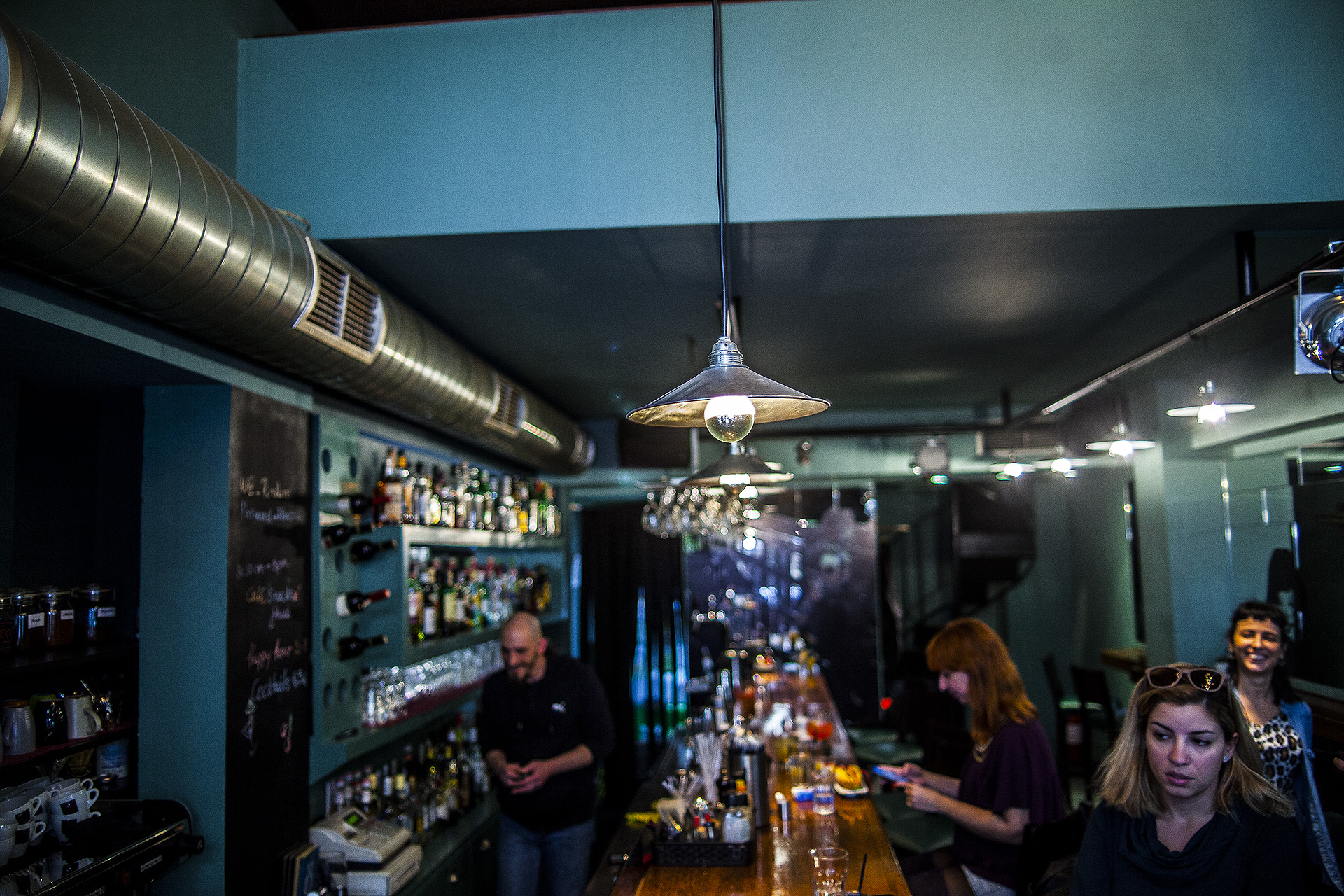 Ή κάτσε στην μπάρα παρέα με τους φίλους σου. 