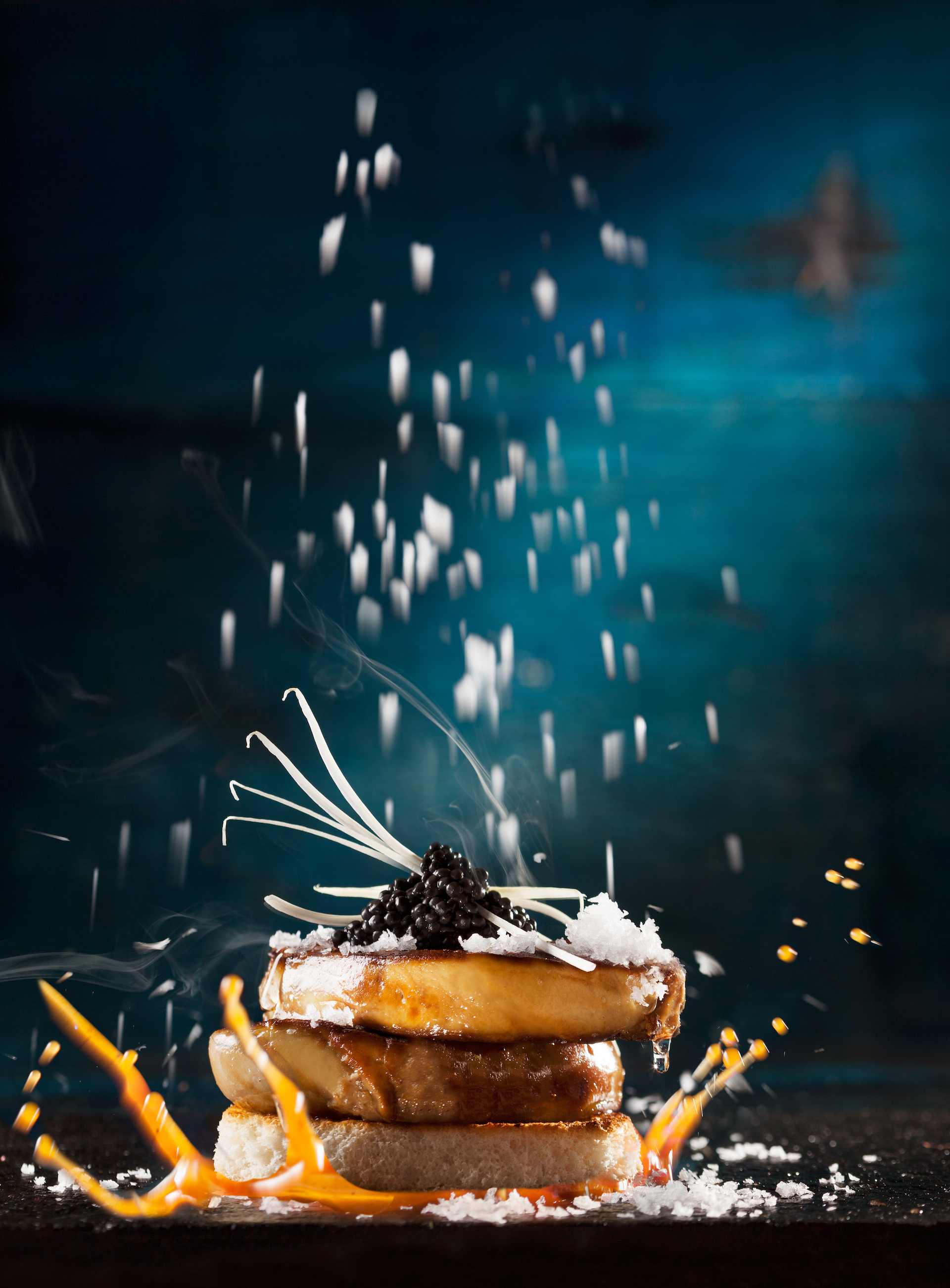 Φρέσκο φουαγκρά ψημένο στα ξύλα με σάλτσα από βοδινό μεδούλι με αφρό αλατιού και χαβιάρι