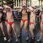 SantaCon: Χαρούμενοι Άη Βασίληδες βγαίνουν για τσάρκα στις pub της Αγγλίας και της Αμερικής