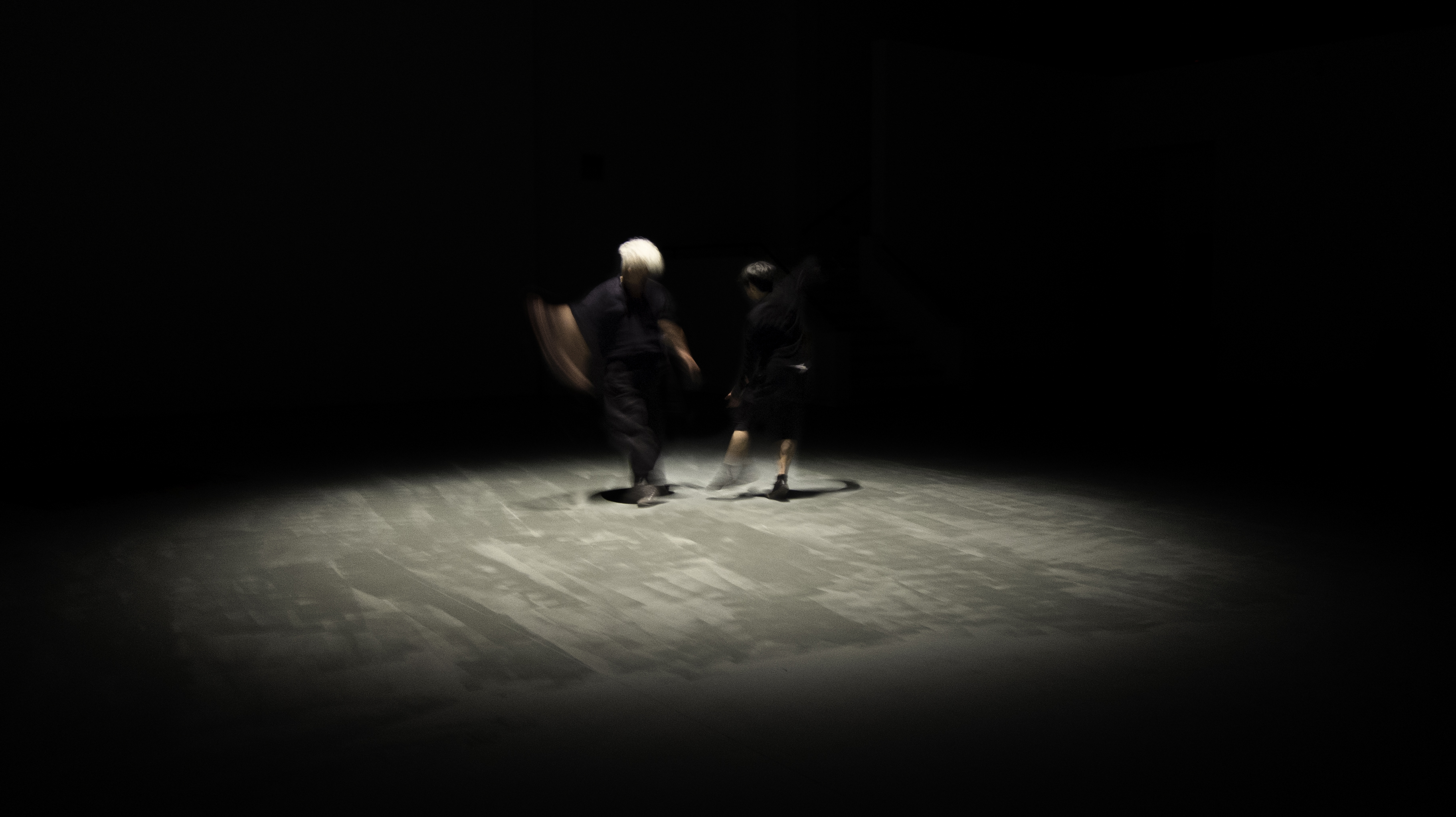 Με την Christine Kono, από το χορευτικό επεισόδιο "Απορία", ΑΣΚΤ, Αθήνα, 2014. Φωτογραφία: Βασίλης Κουντούρης. 