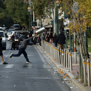 Σε εξέλιξη η πορεία μαθητών και φοιτητών για τη συμπλήρωση οκτώ χρόνων από τη δολοφονία του Α. Γρηγορόπουλου