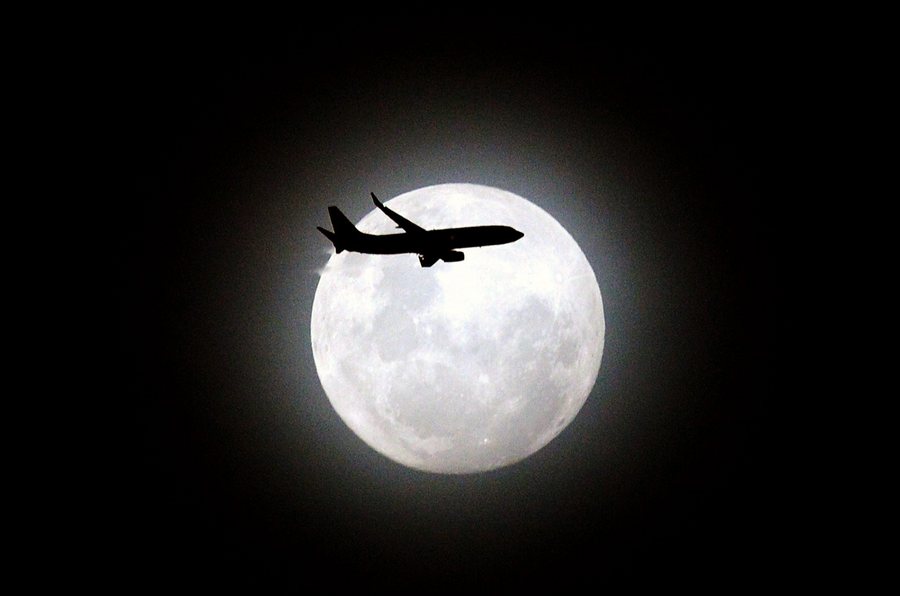 epa05673703 A passenger aircraft flies in front of the third and final perigree moon for the year over Maroubra Beach in Sydney, Australia, 13 December 2016. The event is the result of a full moon closer to the earth than usual and also coincides with the Geminid Meteor Shower, an annual event caused by Earth moving through one of the densest debris fields in our solar system.  EPA/SAM MOOY AUSTRALIA AND NEW ZEALAND OUT