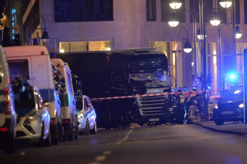 Βερολίνο: Νεκροί και δεκάδες τραυματίες ύστερα από επίθεση φορτηγού σε χριστουγεννιάτικη αγορά