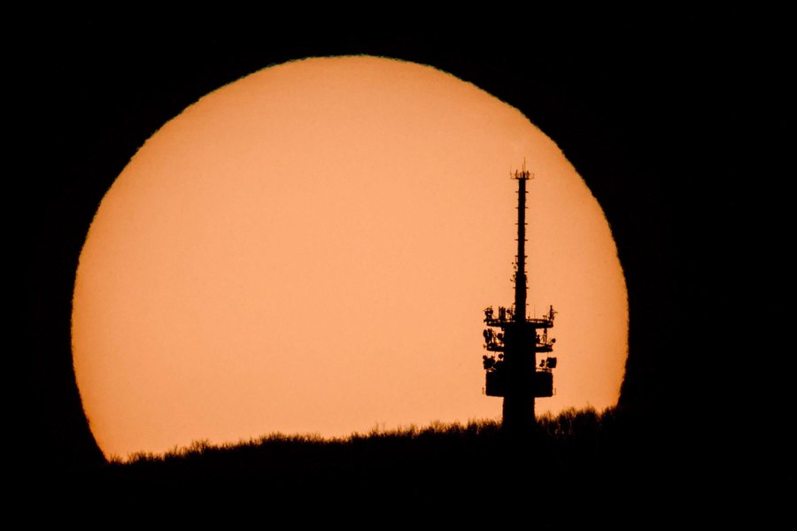 epa05689806 A telecommunication tower is backdropped by the rising sun as seen from the vicinity of Batonyterenye, 96 kms northeast of Budapest, Hungary, 28 December 2016.  EPA/PETER KOMKA HUNGARY OUT