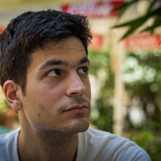 O Βύρωνας Κριτζάς πήρε πίσω κρυφά το βιβλίο που είχε δανείσει στην κοπέλα του