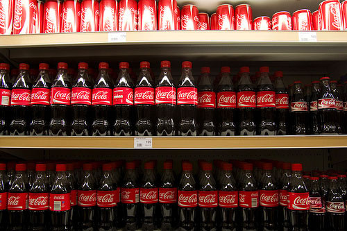 Οι εταιρείες Coca-Cola, Nestlé, ΔΕΛΤΑ και Unilever αποσύρουν όλα τα προϊόντα μετά την απειλή οργάνωσης για δηλητηρίαση