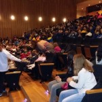 Ανάσα χαράς σε 20 παιδιά προσφύγων  και συνοδούς χάρη σε μια παράσταση παντομίμας