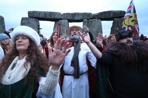 «Μάγοι», ιερείς & φυσιολάτρες γιόρτασαν το χειμερινό ηλιοστάσιο στο Στόουνχετζ
