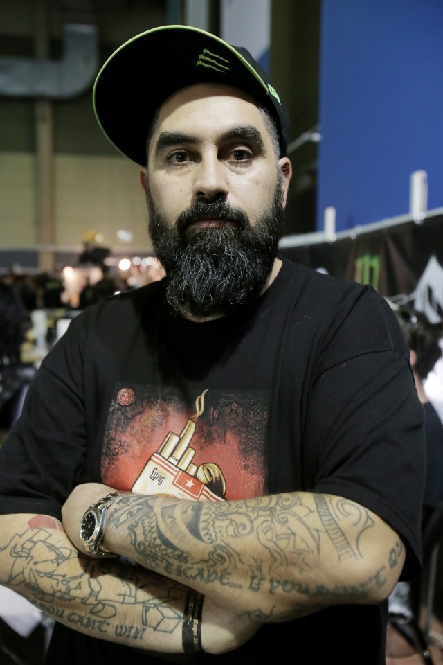 Ο Γιάννης Καραμπέτσος, aka Sake είναι επικεφαλής του Sake Tattoo Crew.