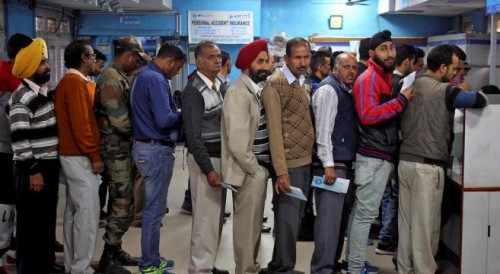 Ινδία: Ουρές στις τράπεζες εν όψη της απόσυρσης χαρτονομισμάτων