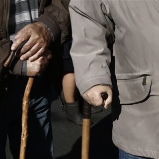 «Κόφτης» στις συντάξεις άνω των 2.000 ευρώ