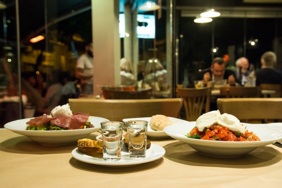 To Mavro Provato Restaurant Athens 2016 / Åóôéáôüñéï Ôï ÌÜõñï Ðñ