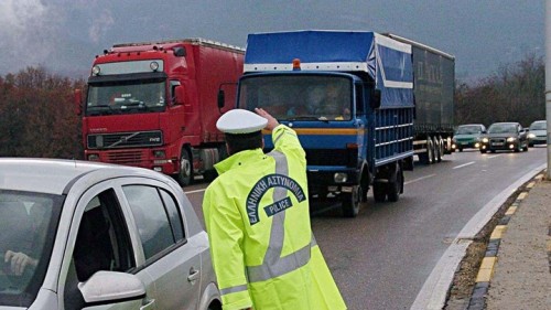 Έκτακτα μέτρα της Τροχαίας, αυστηροί έλεγχοι και απαγόρευση κίνησης φορτηγών στις εθνικές οδούς για τις γιορτές