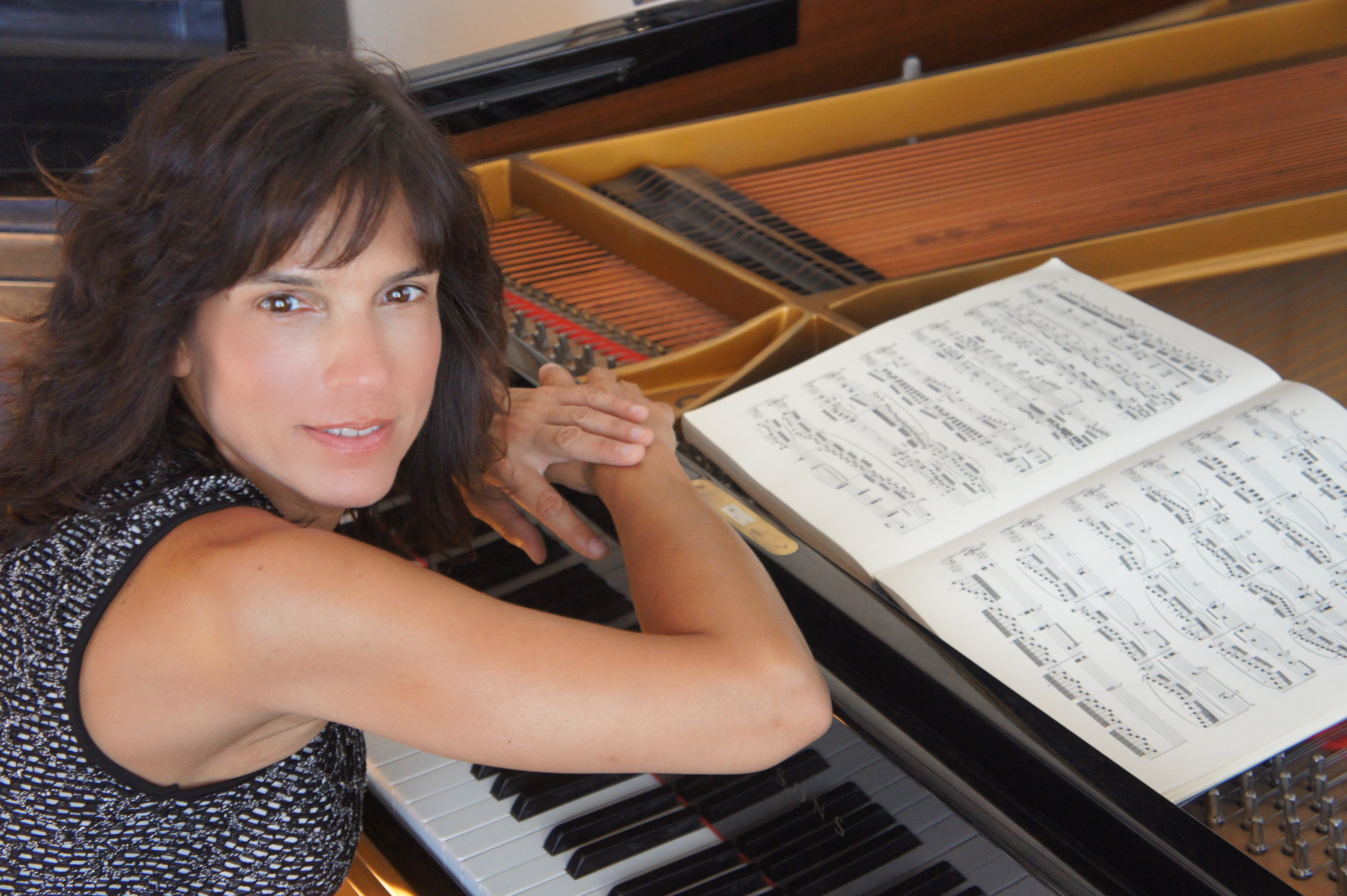 H Ελληνίδα πιανίστα Μαρία Αστεριάδου, διακεκριμένη σολίστ, μουσικός δωματίου και παιδαγωγός, θα συμμετάσχει στη χριστουγεννιάτικη συναυλία της MOYSA