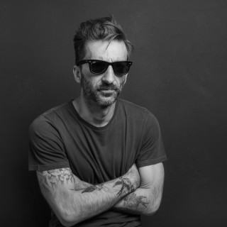 Ο Θεοδόσης Μίχος ρίχνει την ευθύνη για μερικά μεταμεσονύχτια sms στον Raymond Carver