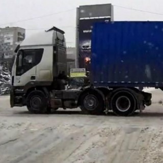 Στην Ρωσία μπλοκάρουν τους δημόσιους χώρους με φορτηγά