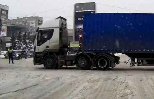 Στην Ρωσία μπλοκάρουν τους δημόσιους χώρους με φορτηγά