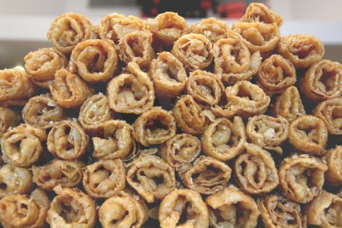 Δίπλες για να διπλωνόμαστε στα δύο από την γλύκα/ Αλέξανδρος Βλάχος.