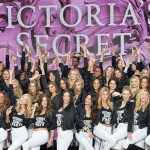 Τοπ μόντελ με εσώρουχα της Victoria’s Secret κατακτούν το Παρίσι