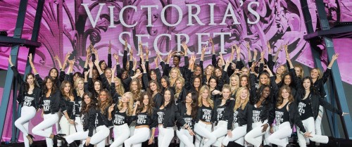 Τοπ μόντελ με εσώρουχα της Victoria’s Secret κατακτούν το Παρίσι