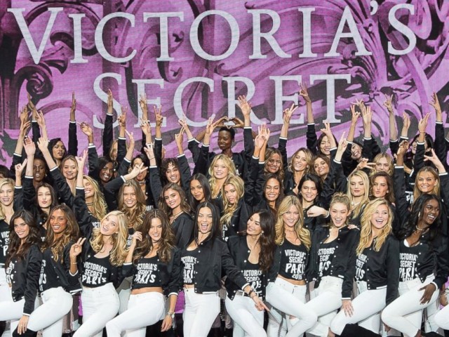 Τοπ μόντελ με εσώρουχα της Victoria’s Secret κατακτούν το Παρίσι