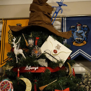 Ένα χριστουγεννιάτικο δέντρο στολισμένο αλά Χάρι Πότερ