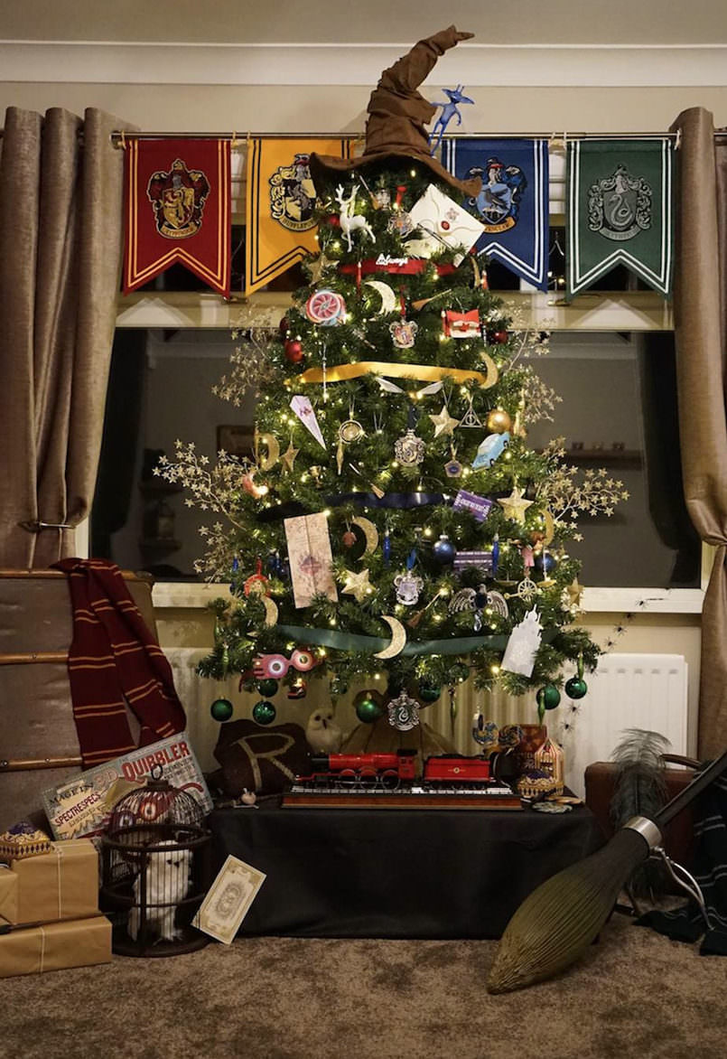 harry-potter-themed-christmas-tree-will-make-your-holidays-more-magical5-805x1172